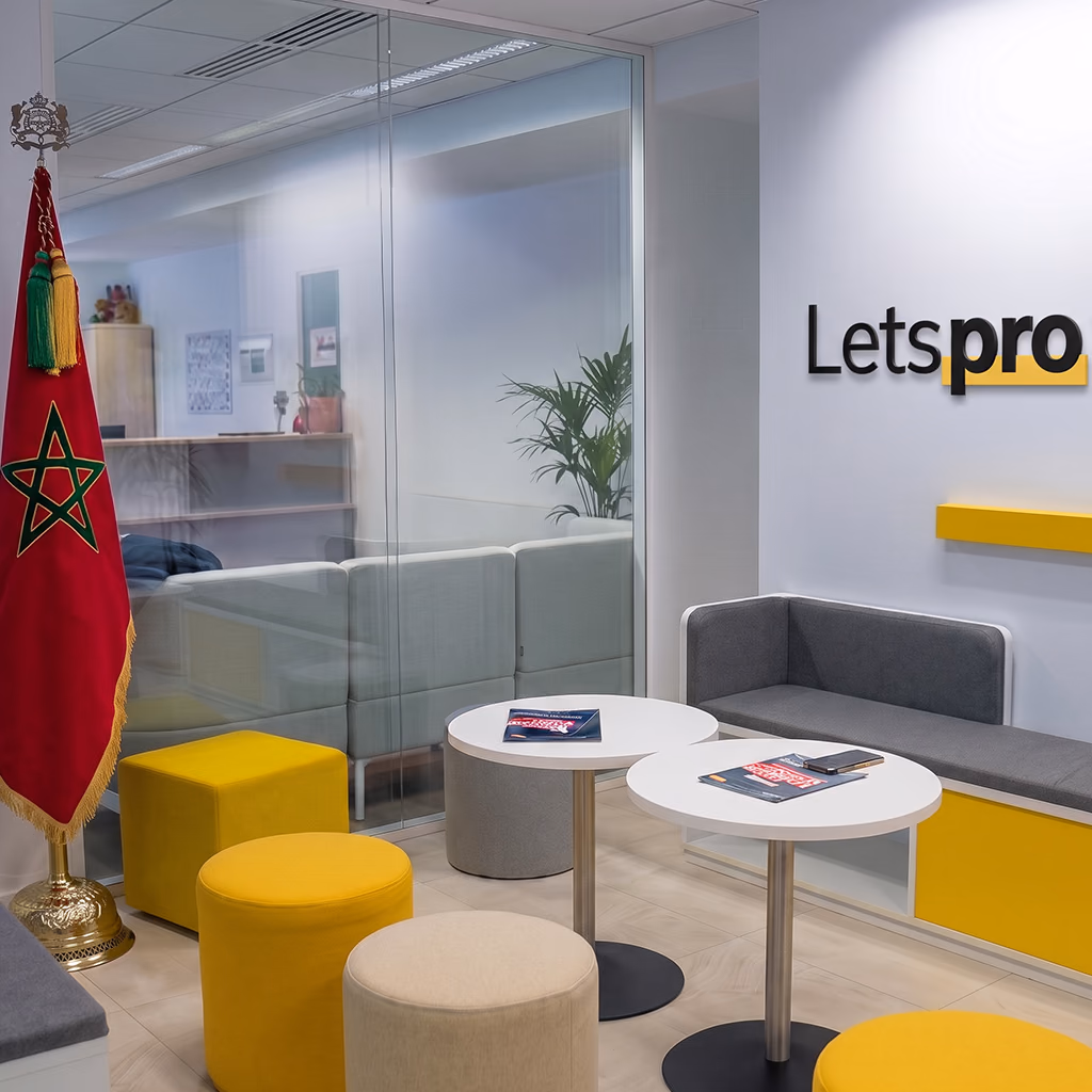 Comptable Tanger — cabinet LetsPro : espace d'accueil moderne, logo Letspro, drapeau du Maroc et salon professionnel.